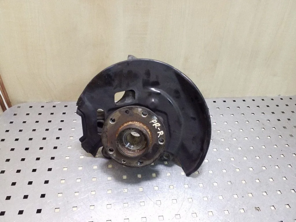 Front wheel hub – right