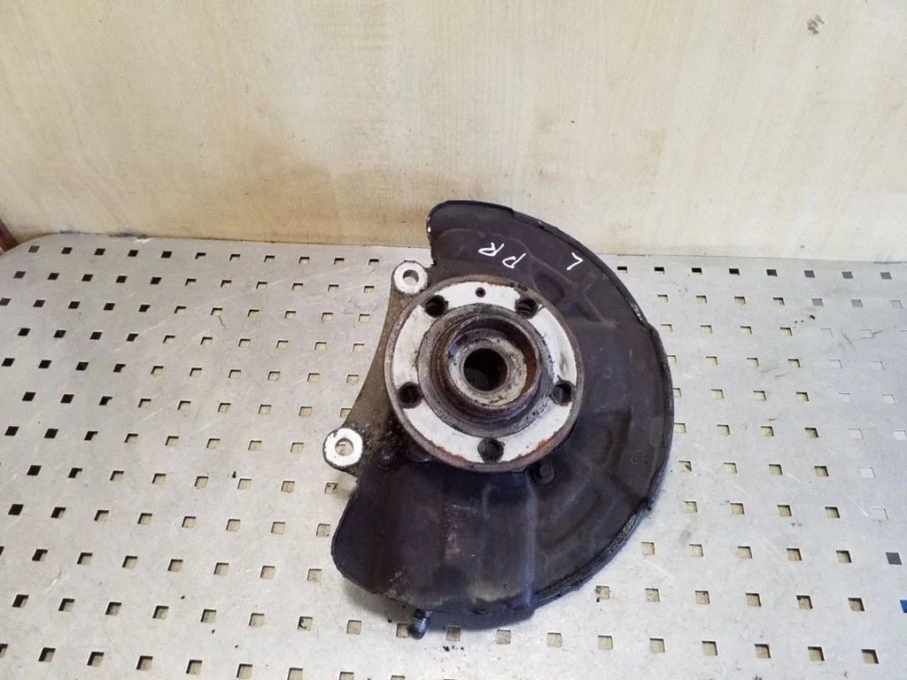 Front wheel hub – left
