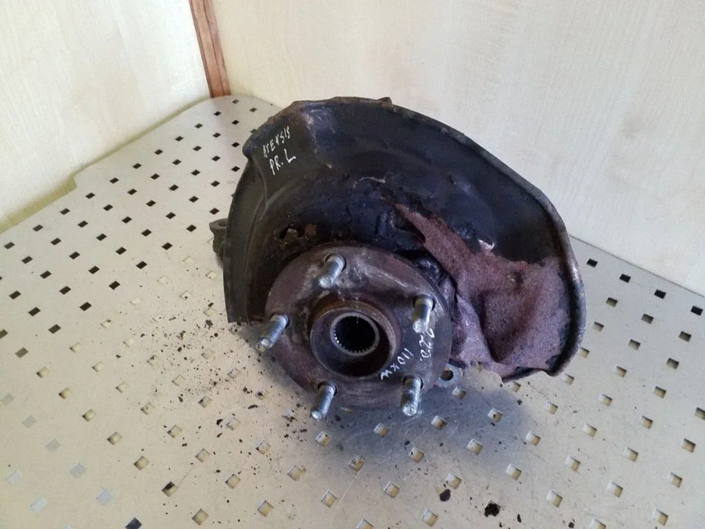 Front wheel hub – left