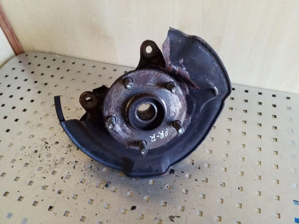 Front wheel hub – right