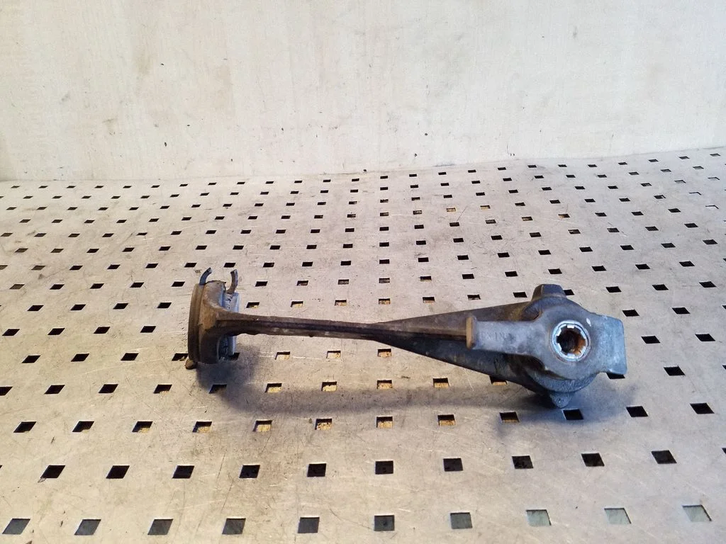 Front control arm – left