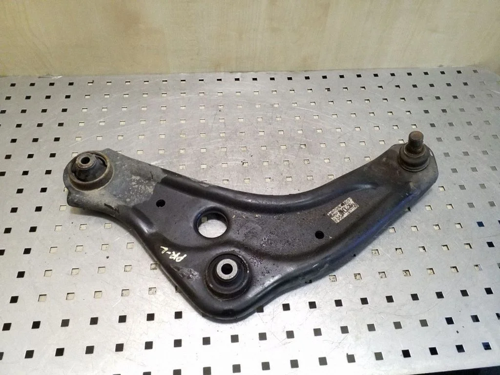 Front control arm – left