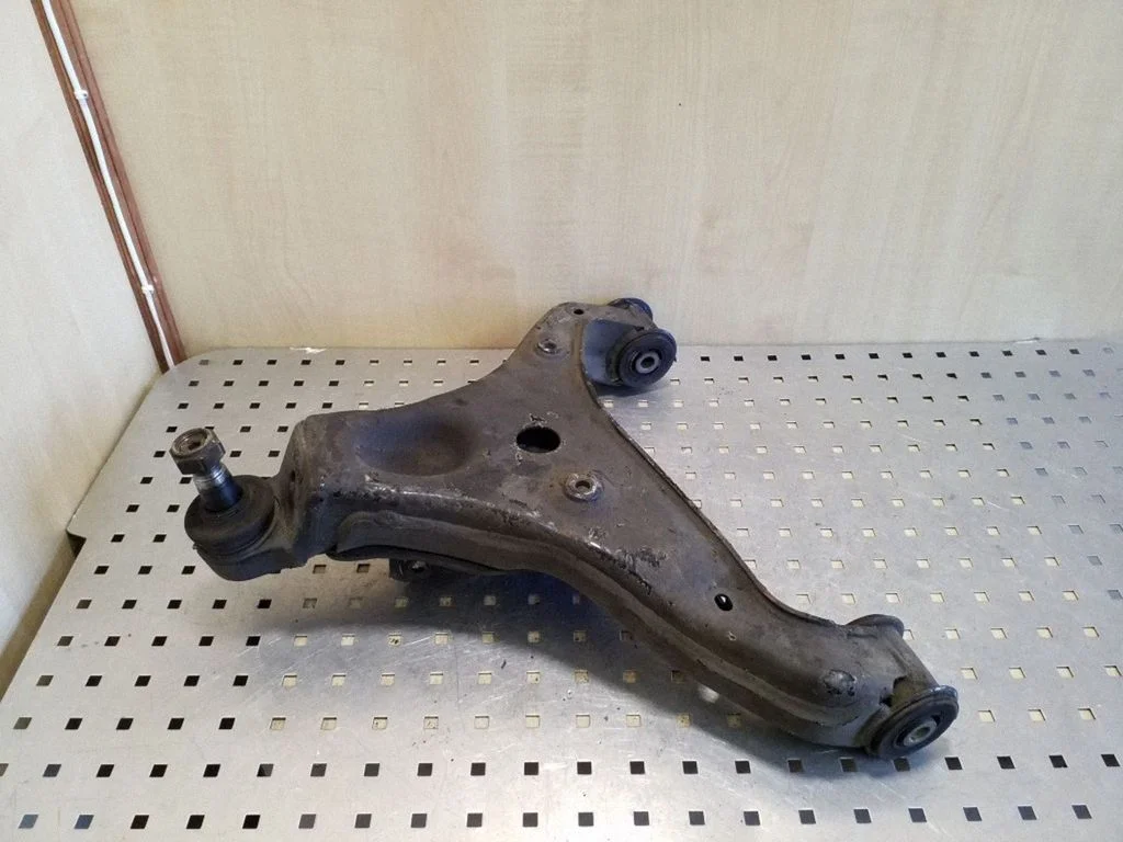 Front control arm – left
