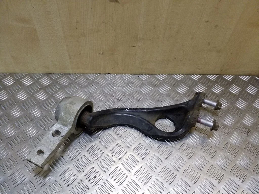 Front control arm – left