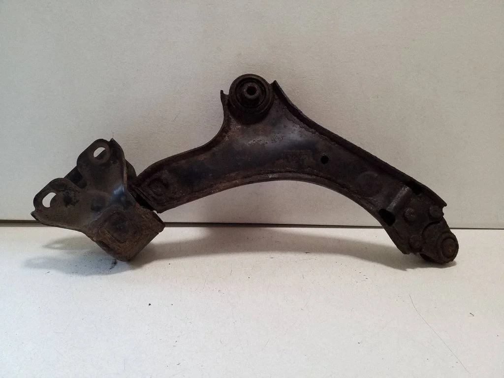 Front lower control arm/wishbone – left