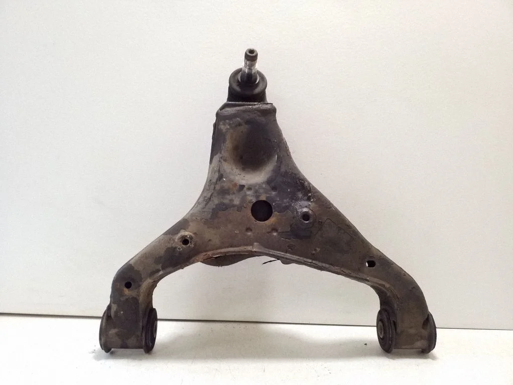 Front lower control arm/wishbone – right