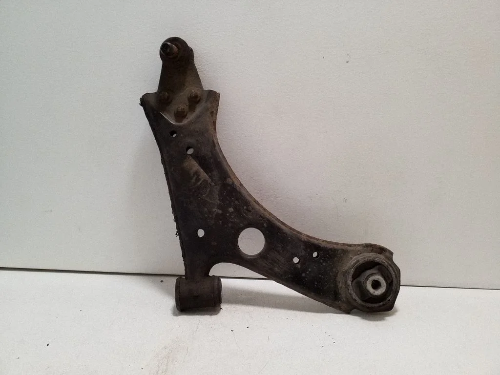 Front lower control arm/wishbone – right