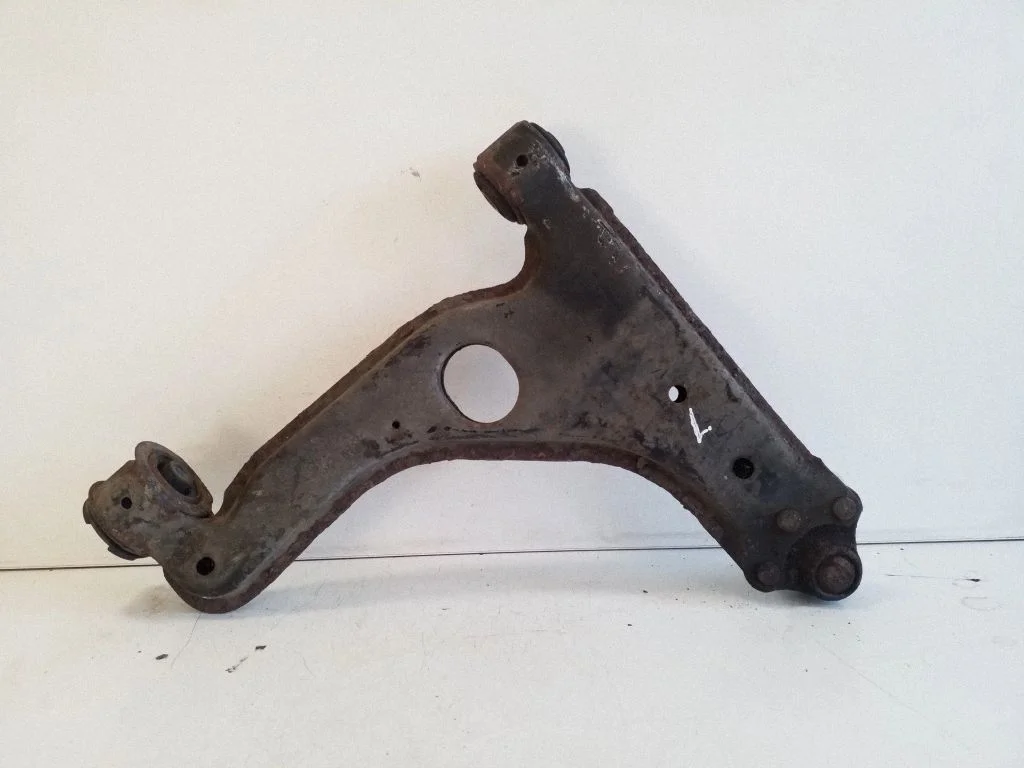 Front lower control arm/wishbone – left