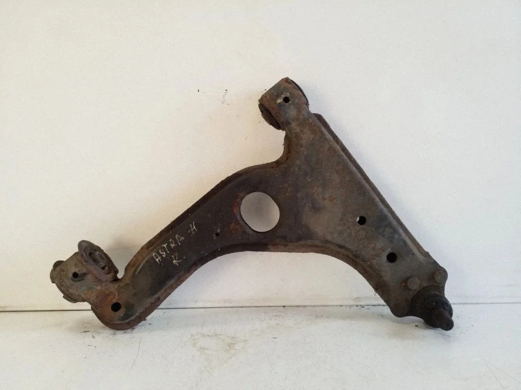 Front lower control arm/wishbone – left