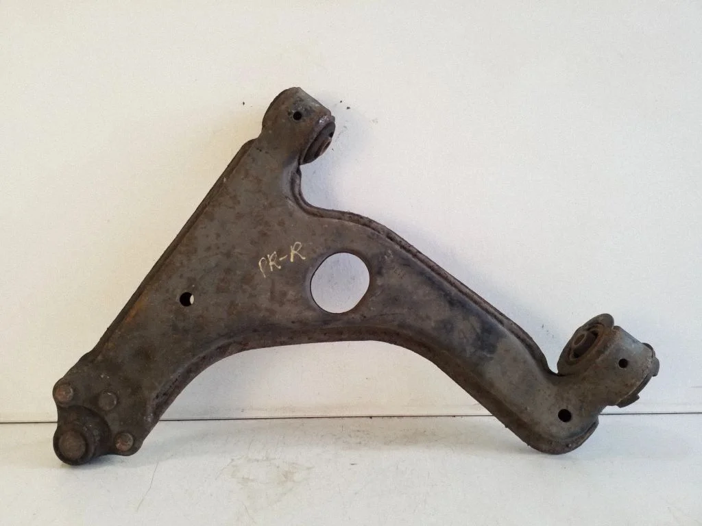 Front lower control arm/wishbone – right