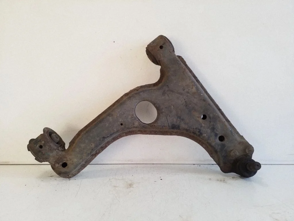 Front lower control arm/wishbone – right
