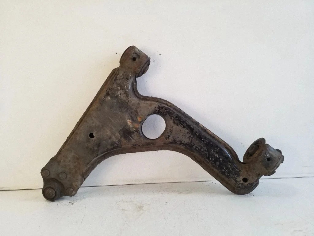 Front lower control arm/wishbone – right