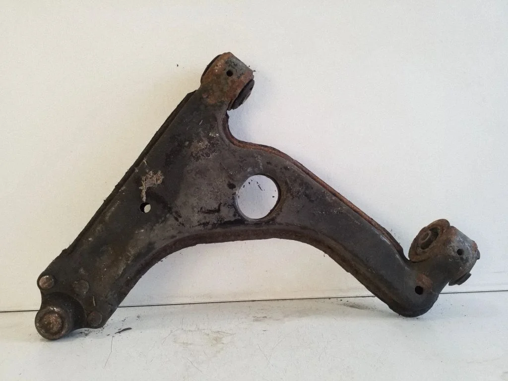 Front lower control arm/wishbone – right