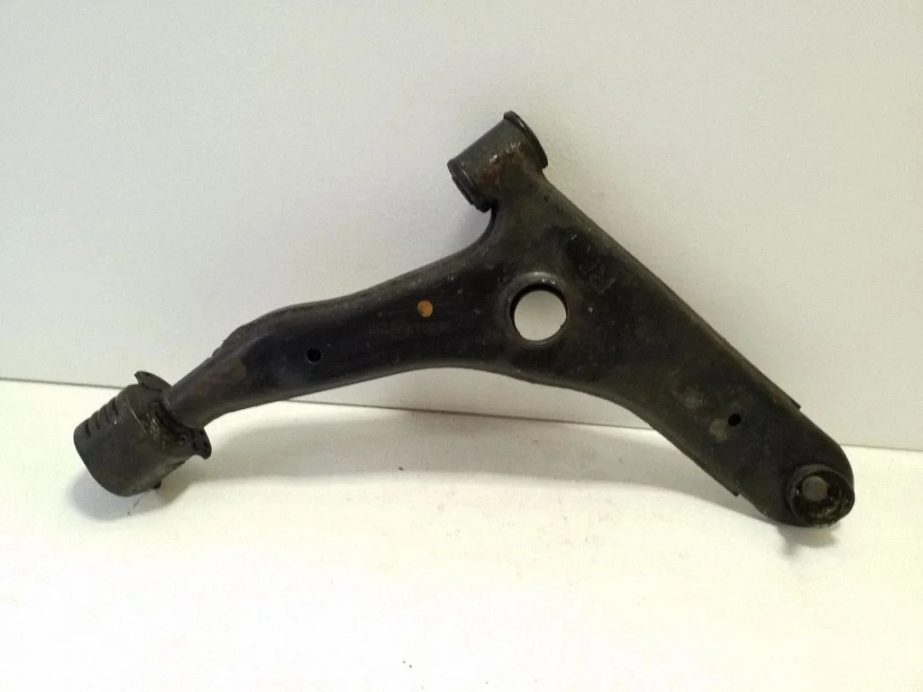 Front lower control arm/wishbone – Volvo S40, V40 (1995-2004)