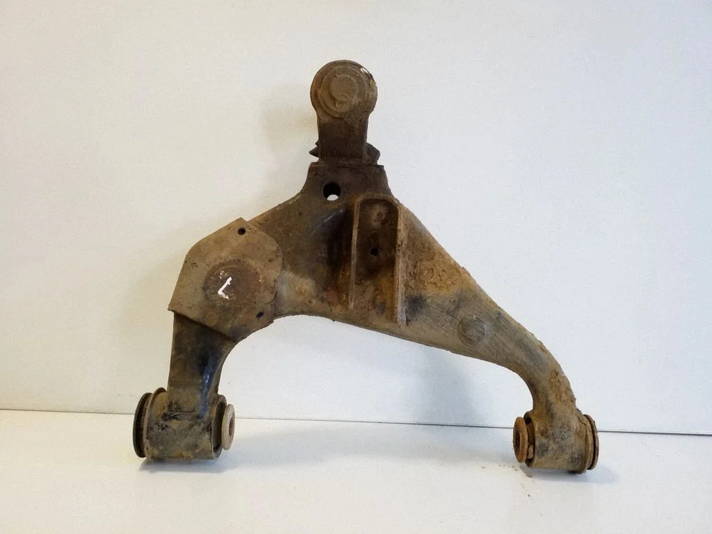 Front lower control arm/wishbone 486550K080