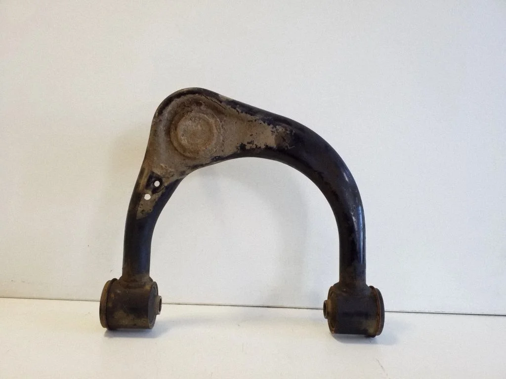 Front lower control arm/wishbone 486320K040
