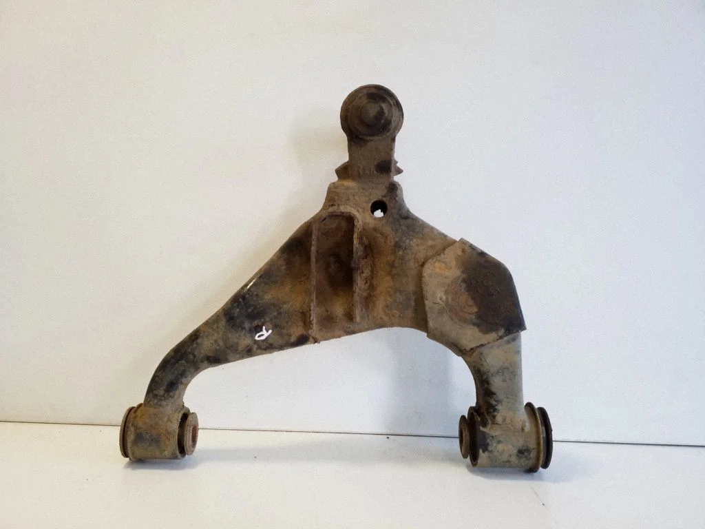 Front lower control arm/wishbone 486540K080