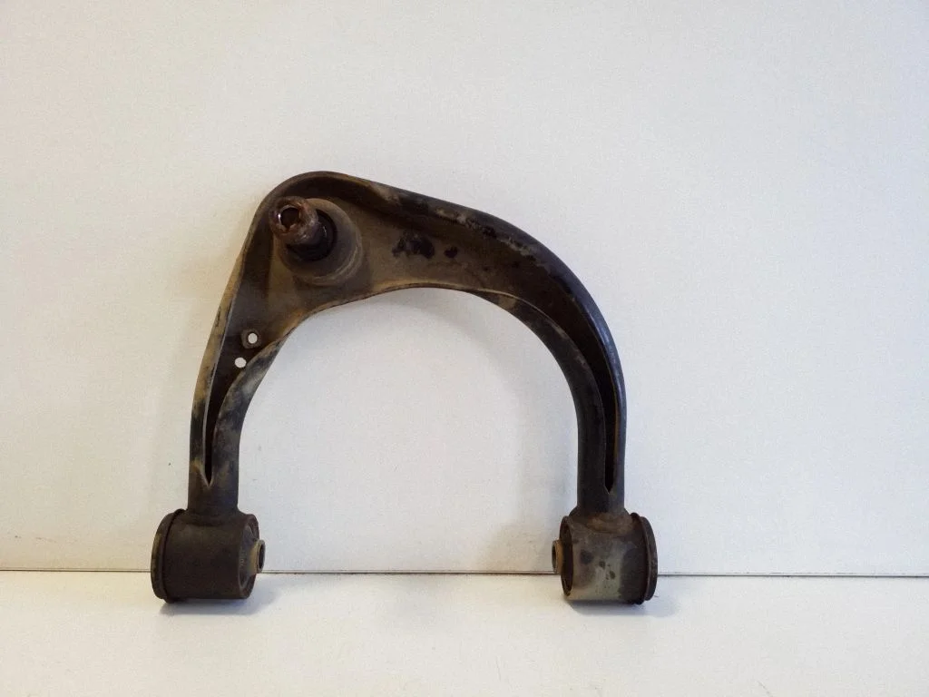 Front lower control arm/wishbone 486320K040