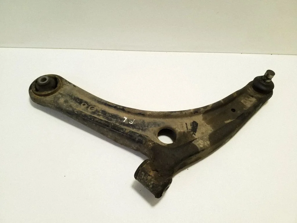 Front lower control arm/wishbone – left