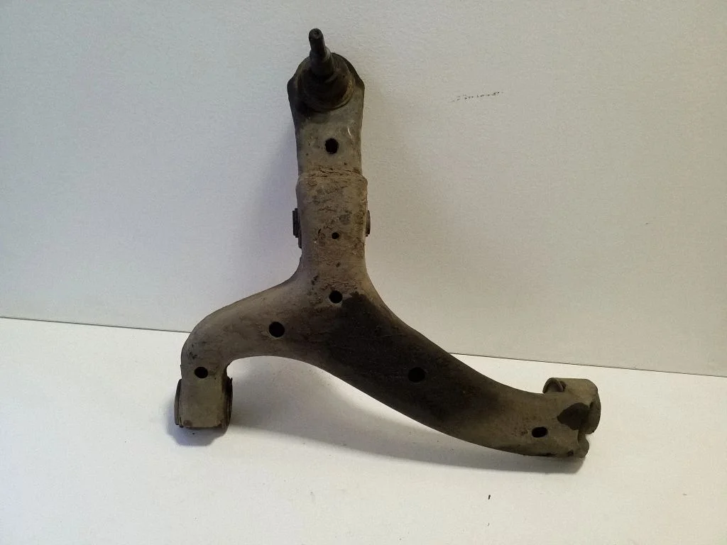 Front lower control arm/wishbone – left