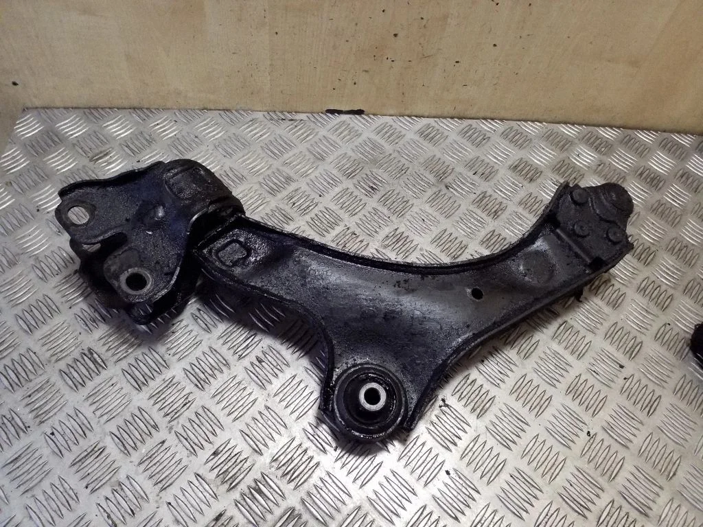 Front lower control arm/wishbone – right