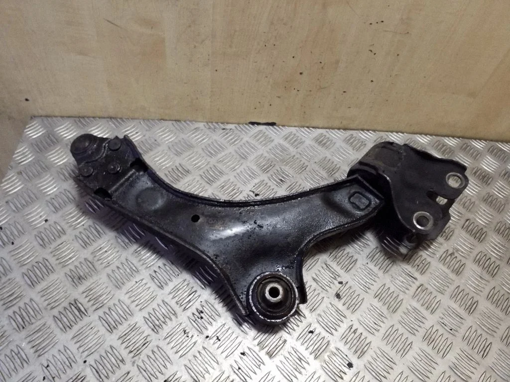 Front lower control arm/wishbone – left