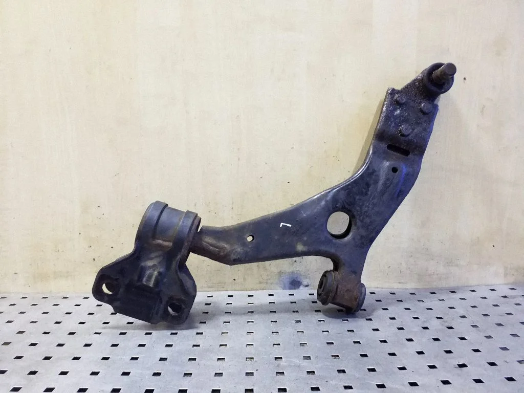 Front lower control arm/wishbone CV613A262AAA