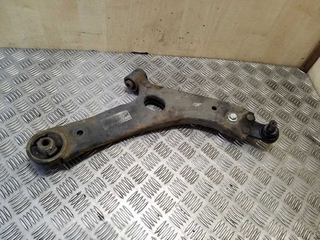 Front lower control arm/wishbone – right