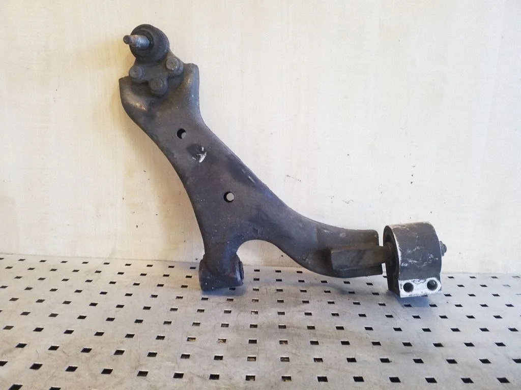 Front lower control arm/wishbone – right