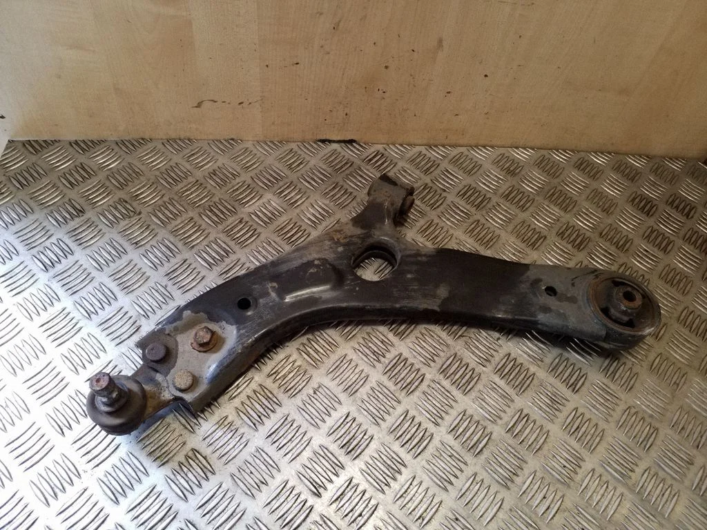 Front lower control arm/wishbone – left