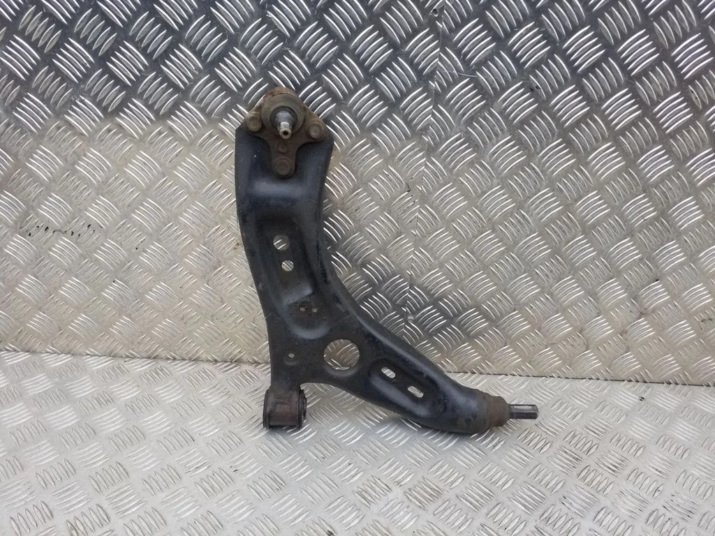 Front lower control arm/wishbone – right