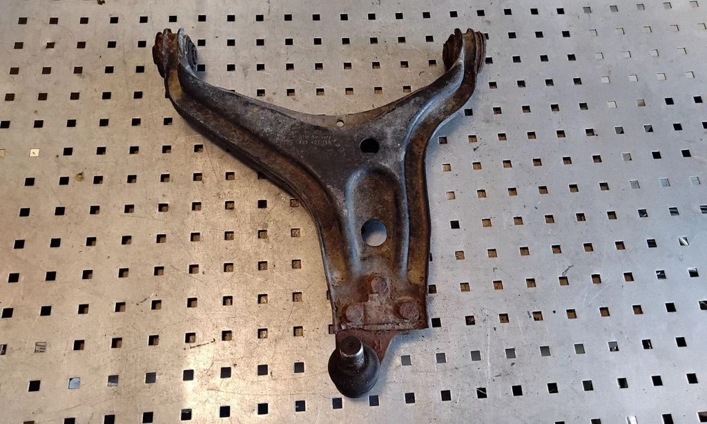 Front lower control arm/wishbone 895407160
