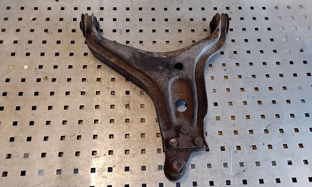 Front lower control arm/wishbone 895407160