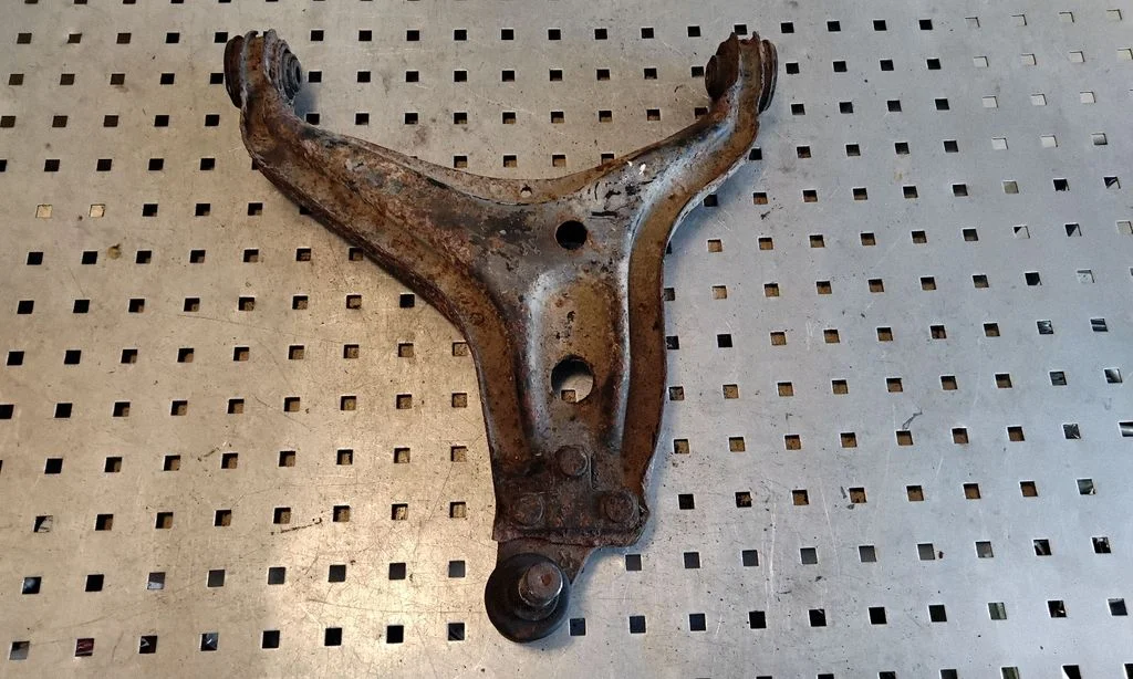 Front lower control arm/wishbone – right