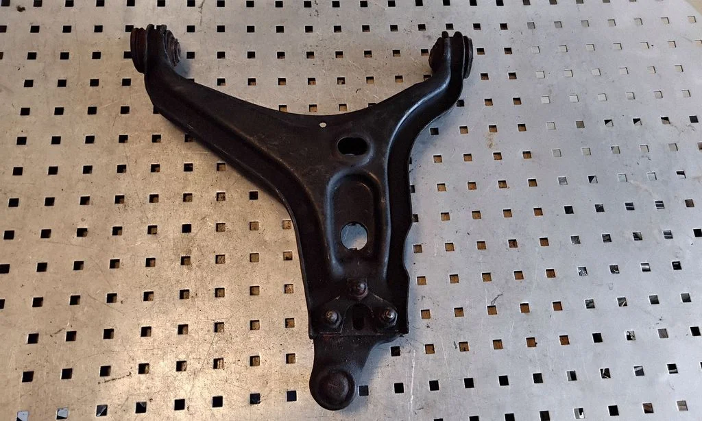 Front lower control arm/wishbone 895407157