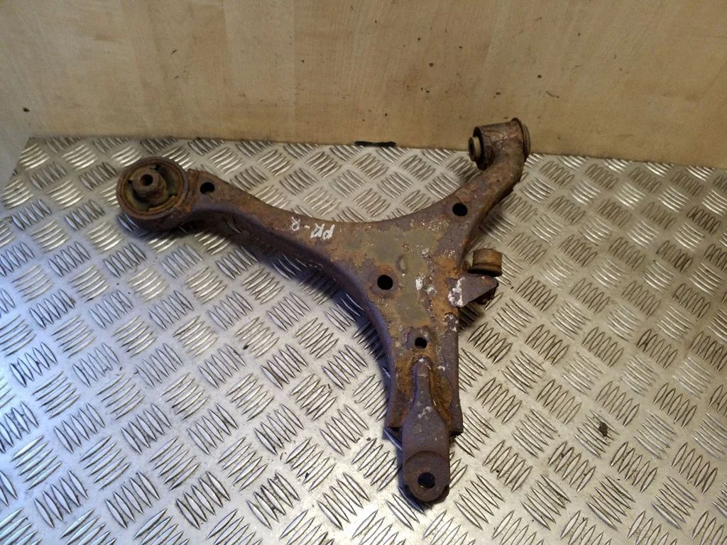 Front lower control arm/wishbone – right