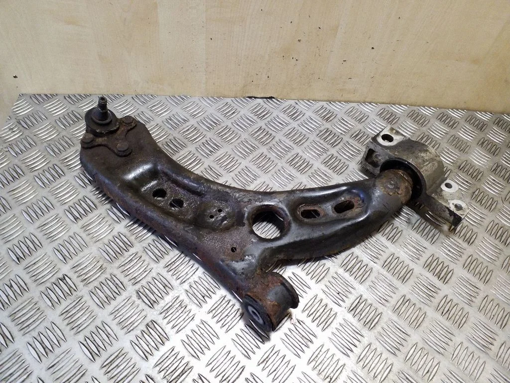 Front lower control arm/wishbone – right