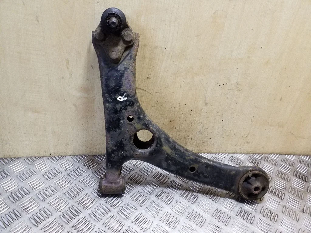 Front lower control arm/wishbone – right