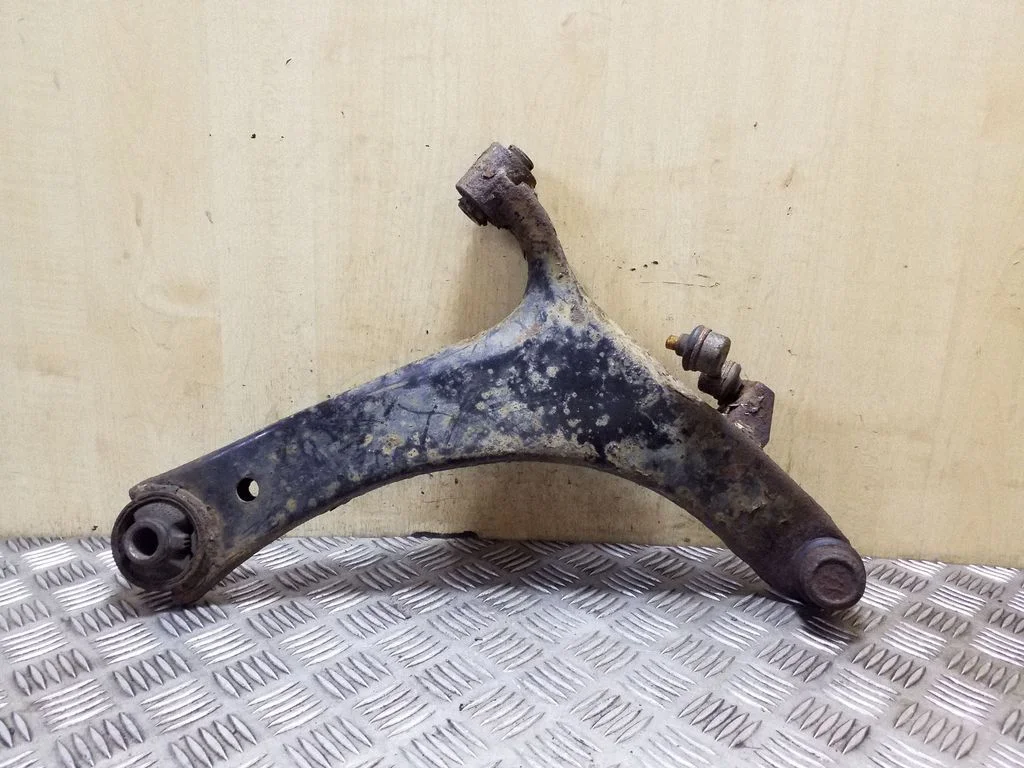 Front lower control arm/wishbone – right