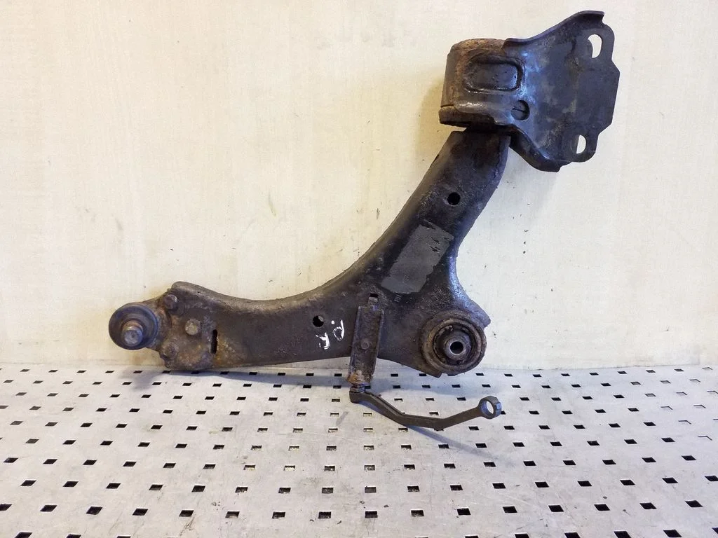 Front lower control arm/wishbone – right