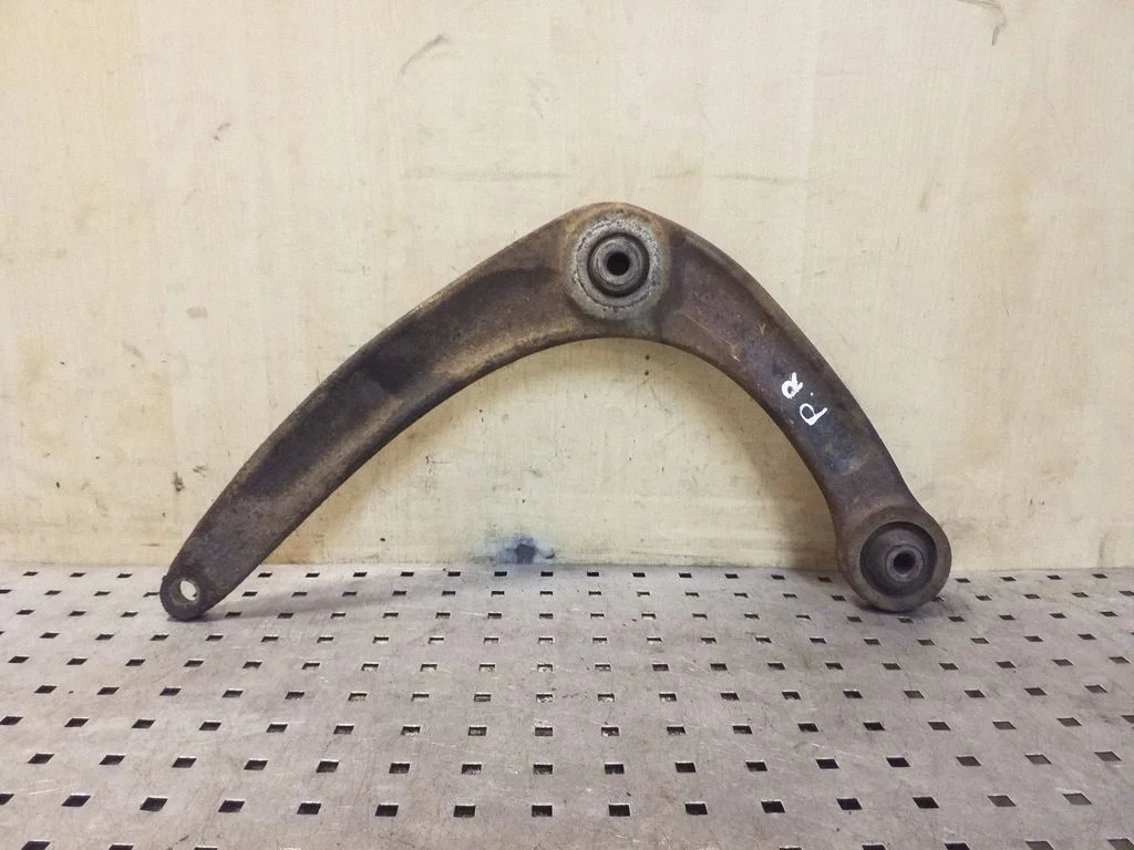 Front lower control arm/wishbone – right
