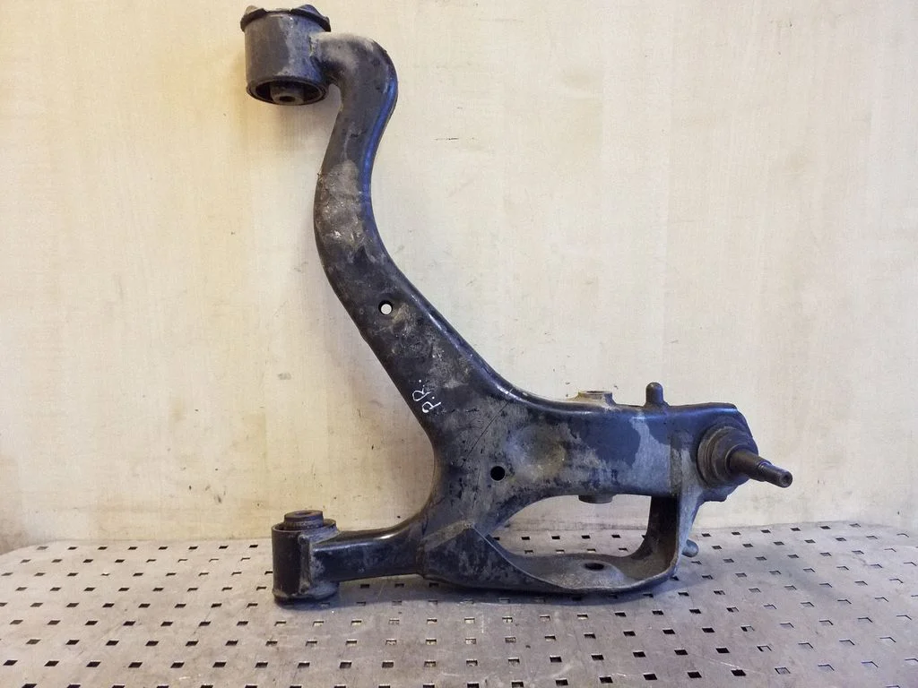 Front lower control arm/wishbone – right