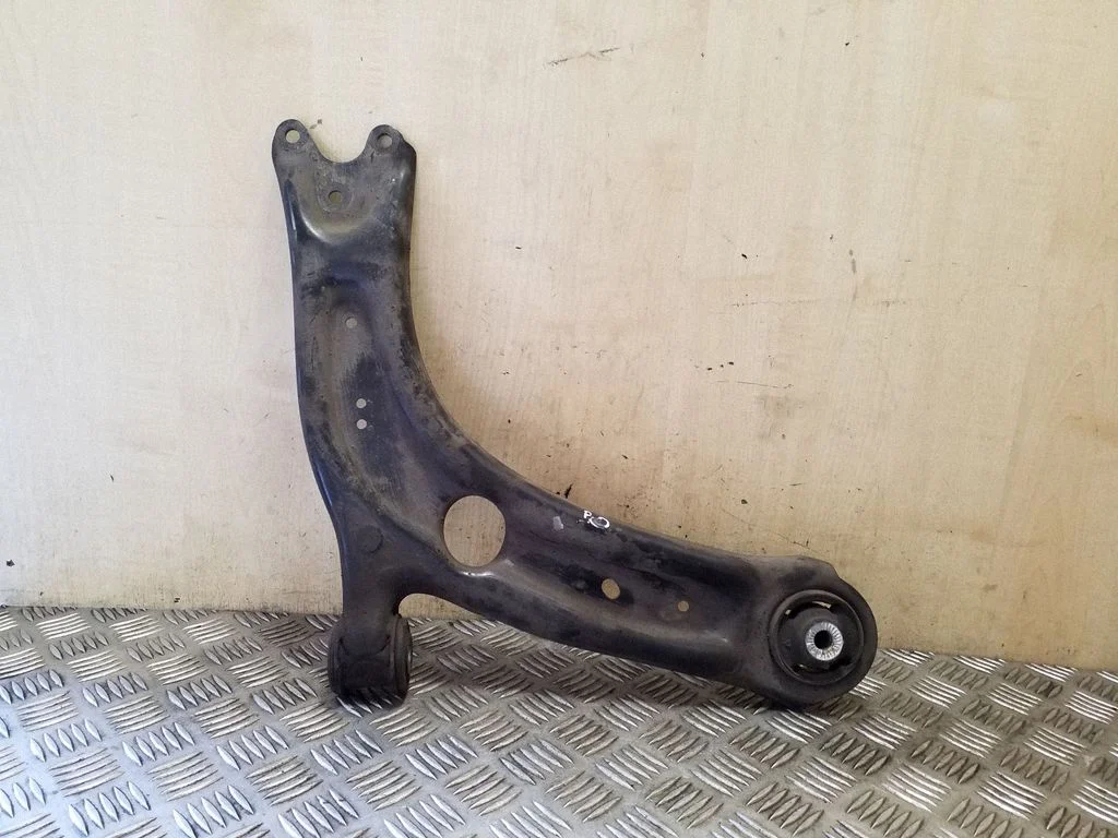 Front lower control arm/wishbone – right