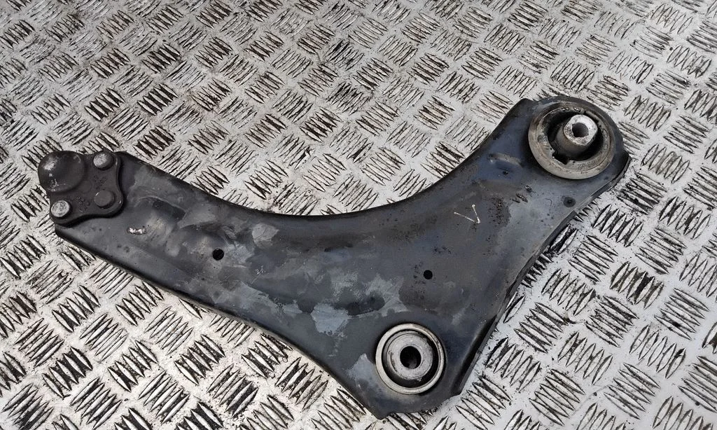 Front lower control arm/wishbone – left