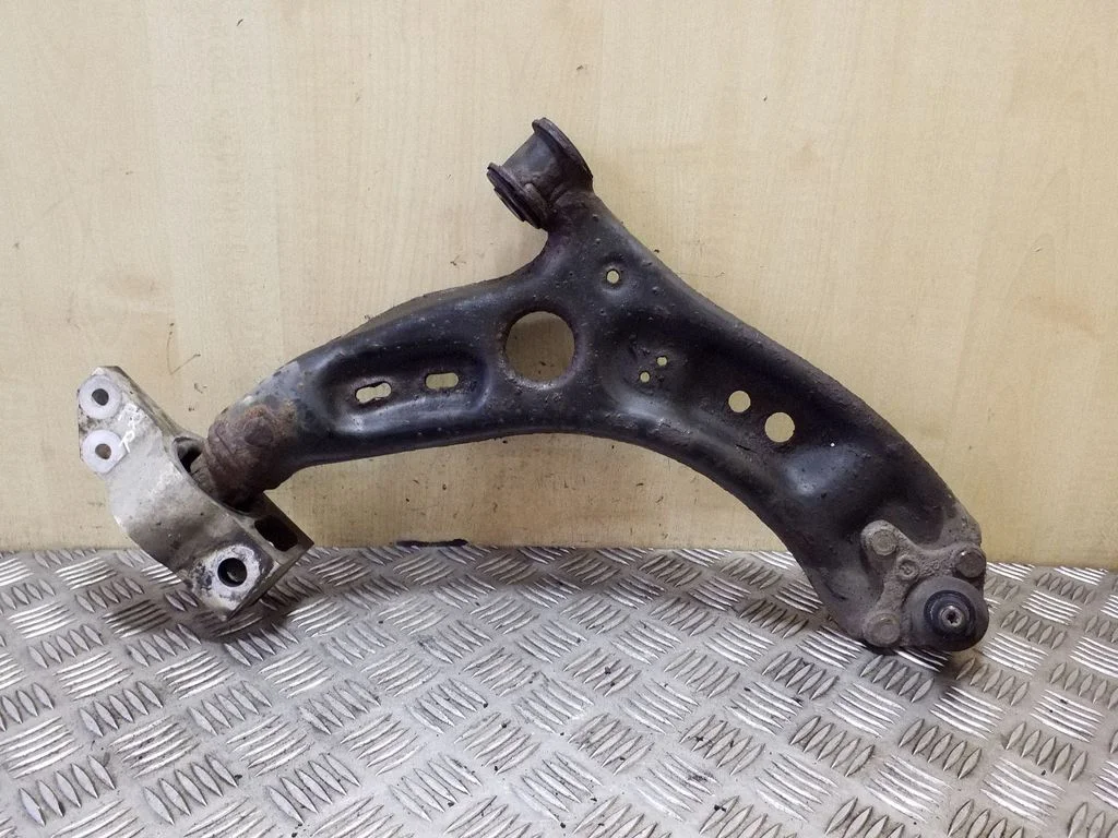 Front lower control arm/wishbone – right