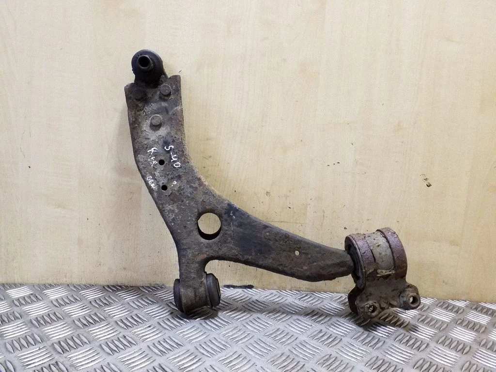 Front lower control arm/wishbone – Volvo S40 (2004-2007)