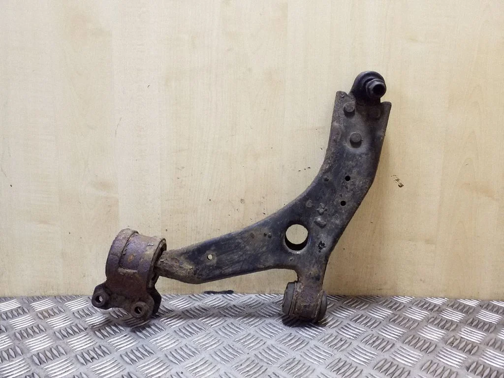 Front lower control arm/wishbone – Volvo S40 (2004-2007)