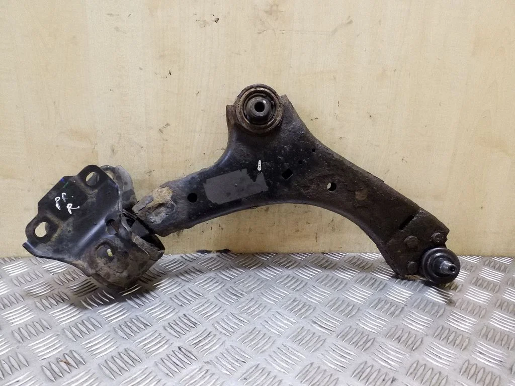 Front lower control arm/wishbone – right