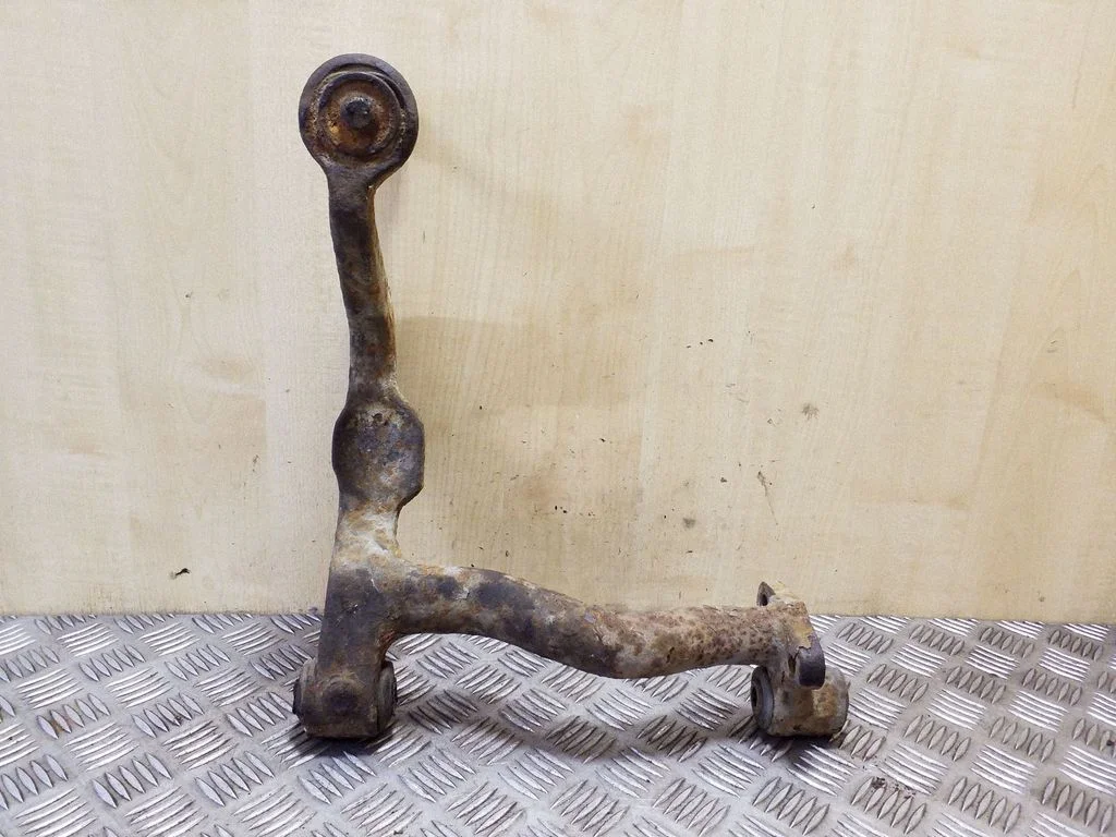 Front lower control arm/wishbone – right