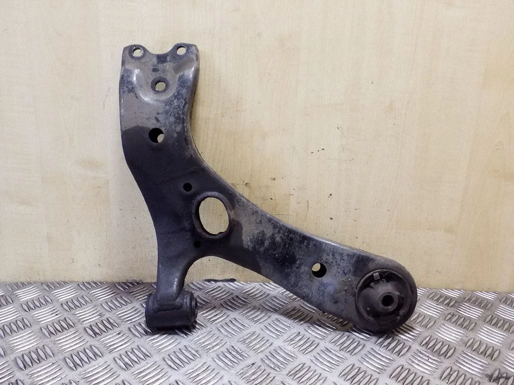 Front lower control arm/wishbone – right